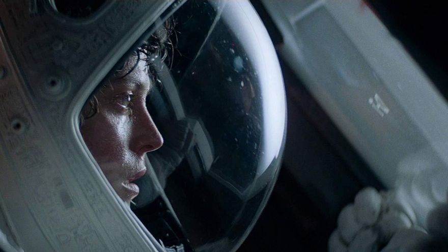 Sigourney Weaver como Ripley dentro de un traje espacial en Alien, el octavo pasajero