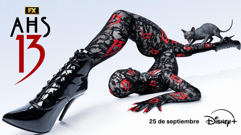 Imagen promocional de American Horror Story temporada 13 con el número trece, una figura cubierta de encaje, un gato negro y el logotipo de Disney+