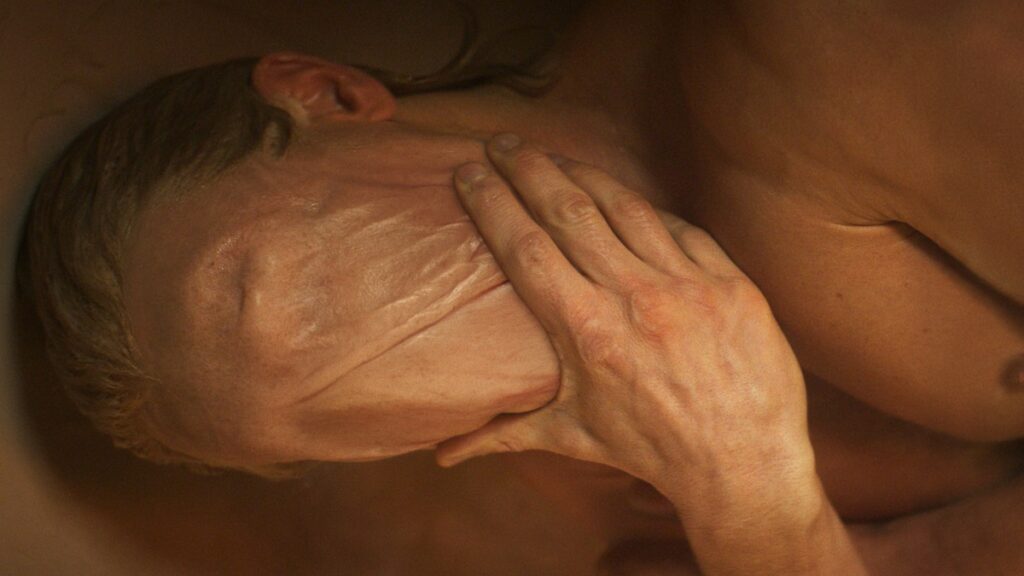 Matt Hagen se cubre el rostro transformado en Clayface
