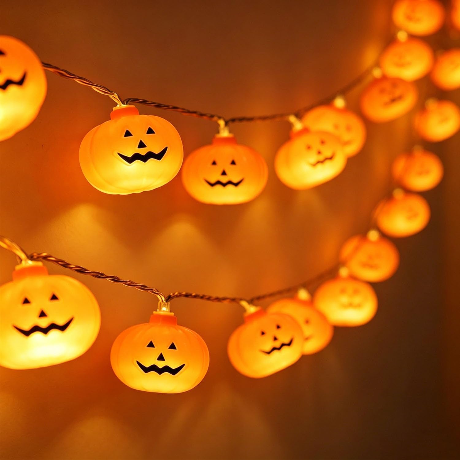 Guirnalda de veinte calabazas luminosas para decorar en Halloween