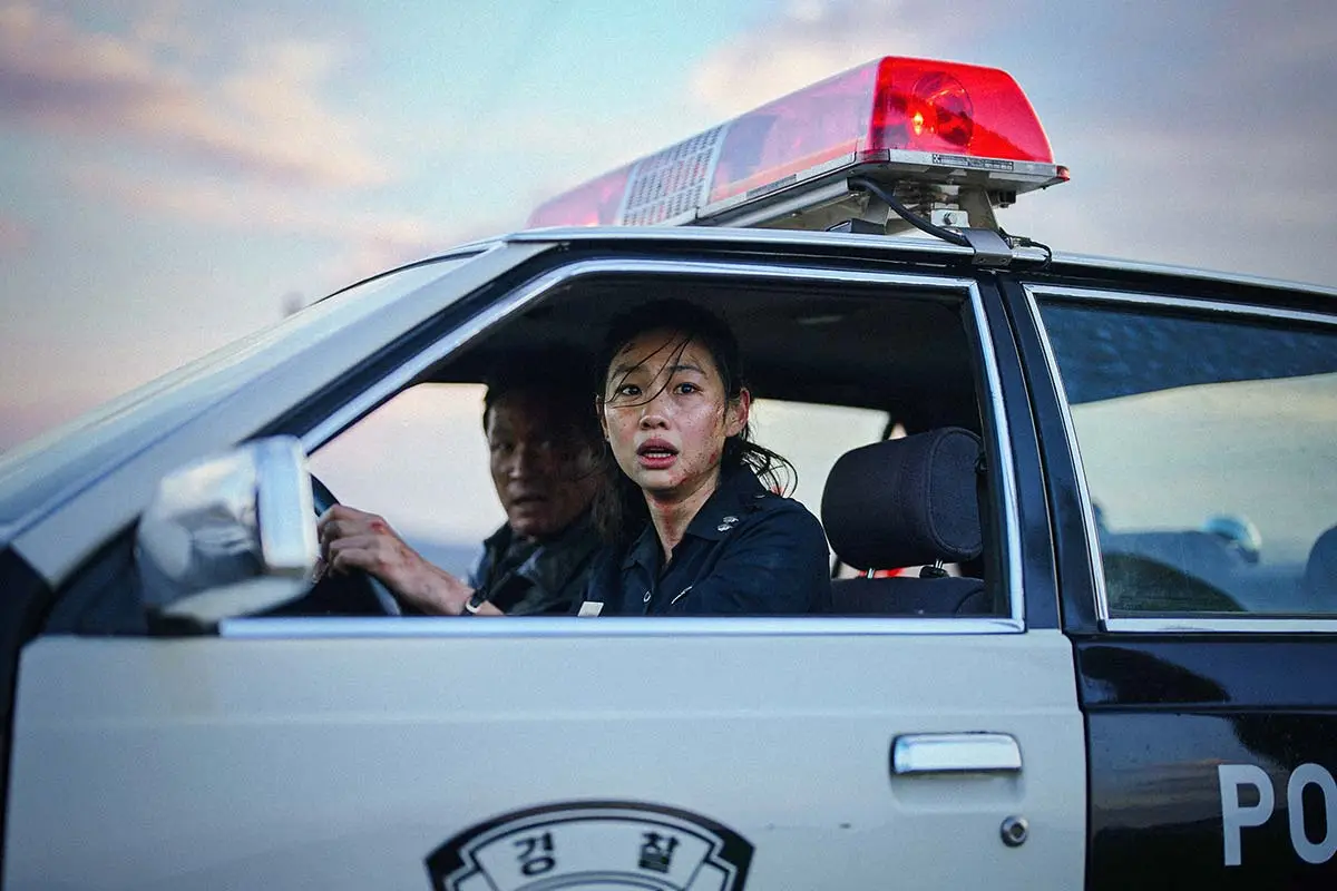 Hoyeon en el interior de un coche de policía en Hope