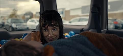 La otra madre observa a Bela desde el interior de un coche en La otra madre