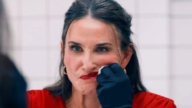 Demi Moore como Elisabeth Sparkle frente al espejo en La sustancia
