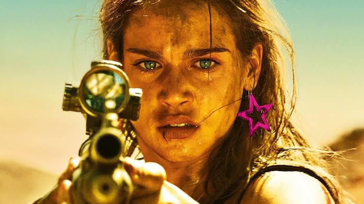 Matilda Lutz como Jen apuntando con un rifle en Revenge