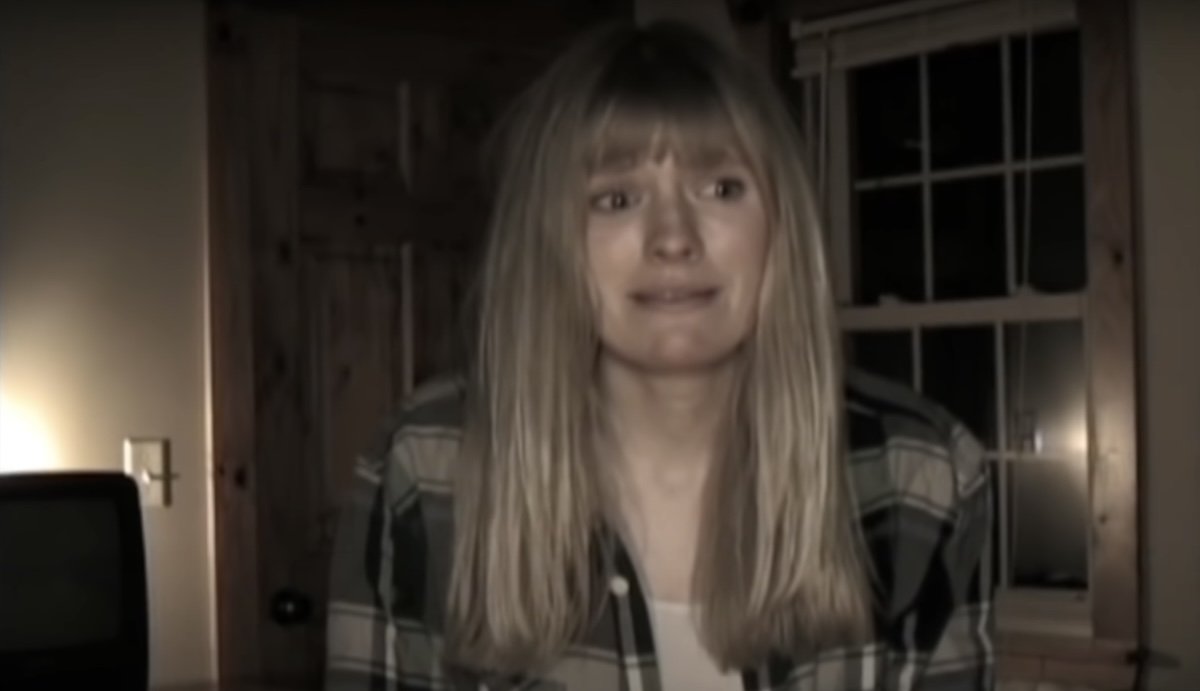 Riley Brennan grabándose para su canal paranormal en Shelby Oaks