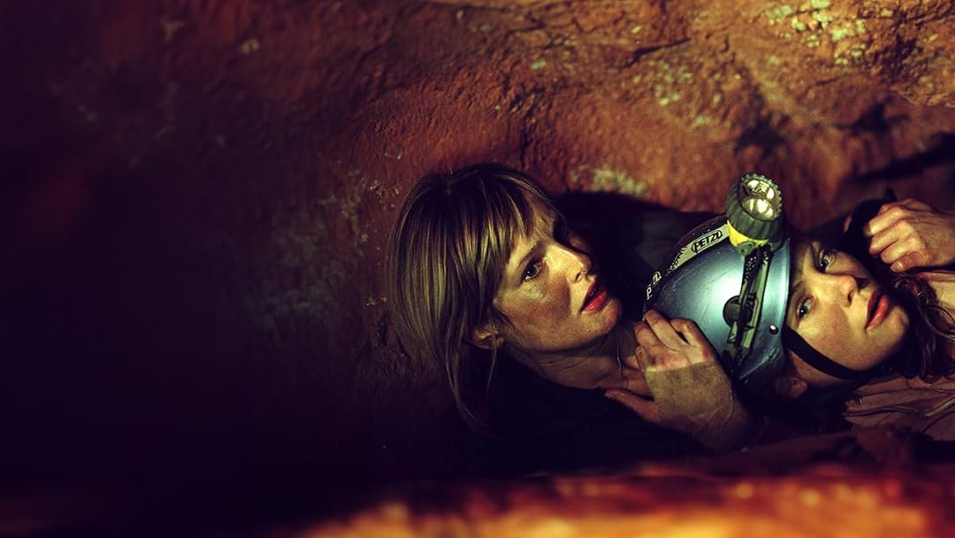 Dos de las protagonistas de The Descent atrapadas en un paso muy estrecho de la cueva