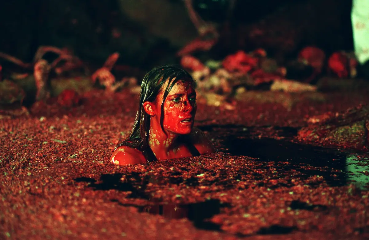 Sarah emerge cubierta de sangre en The Descent