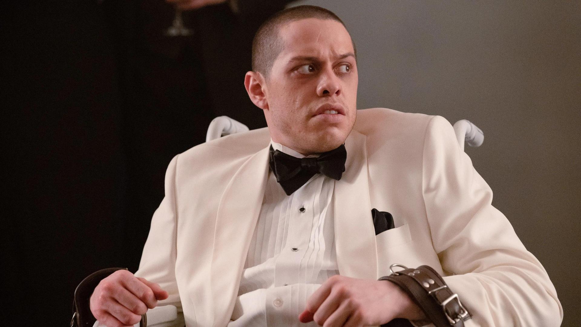 Pete Davidson como Max en una escena de The Home